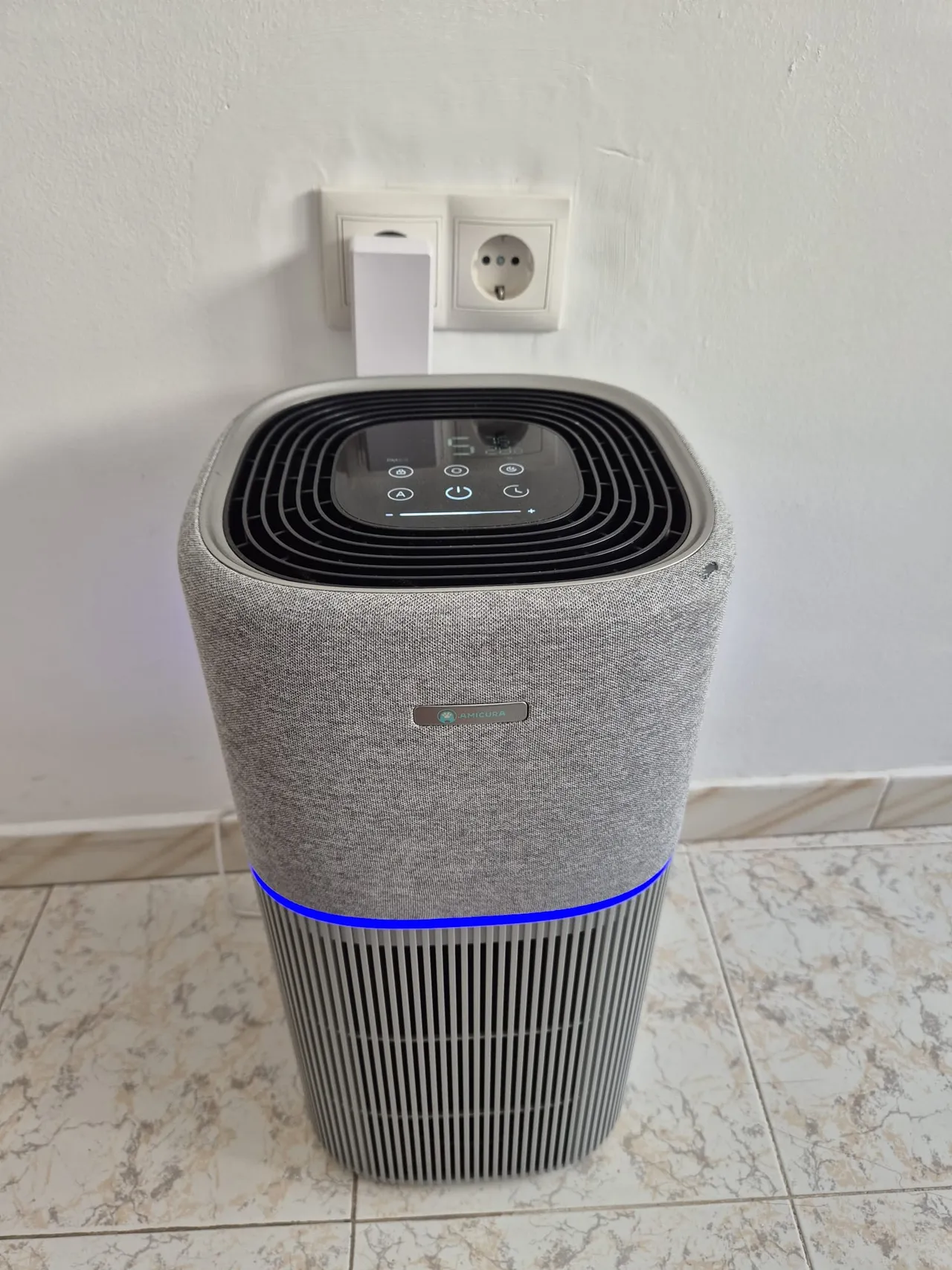 The air purifier standing in the silent coworking space at U32
