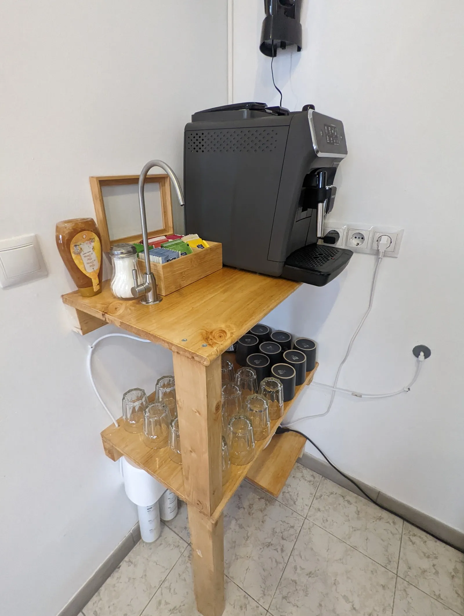 Dining area at U32 Headquarter - coffee machine, tea corner, filtered water