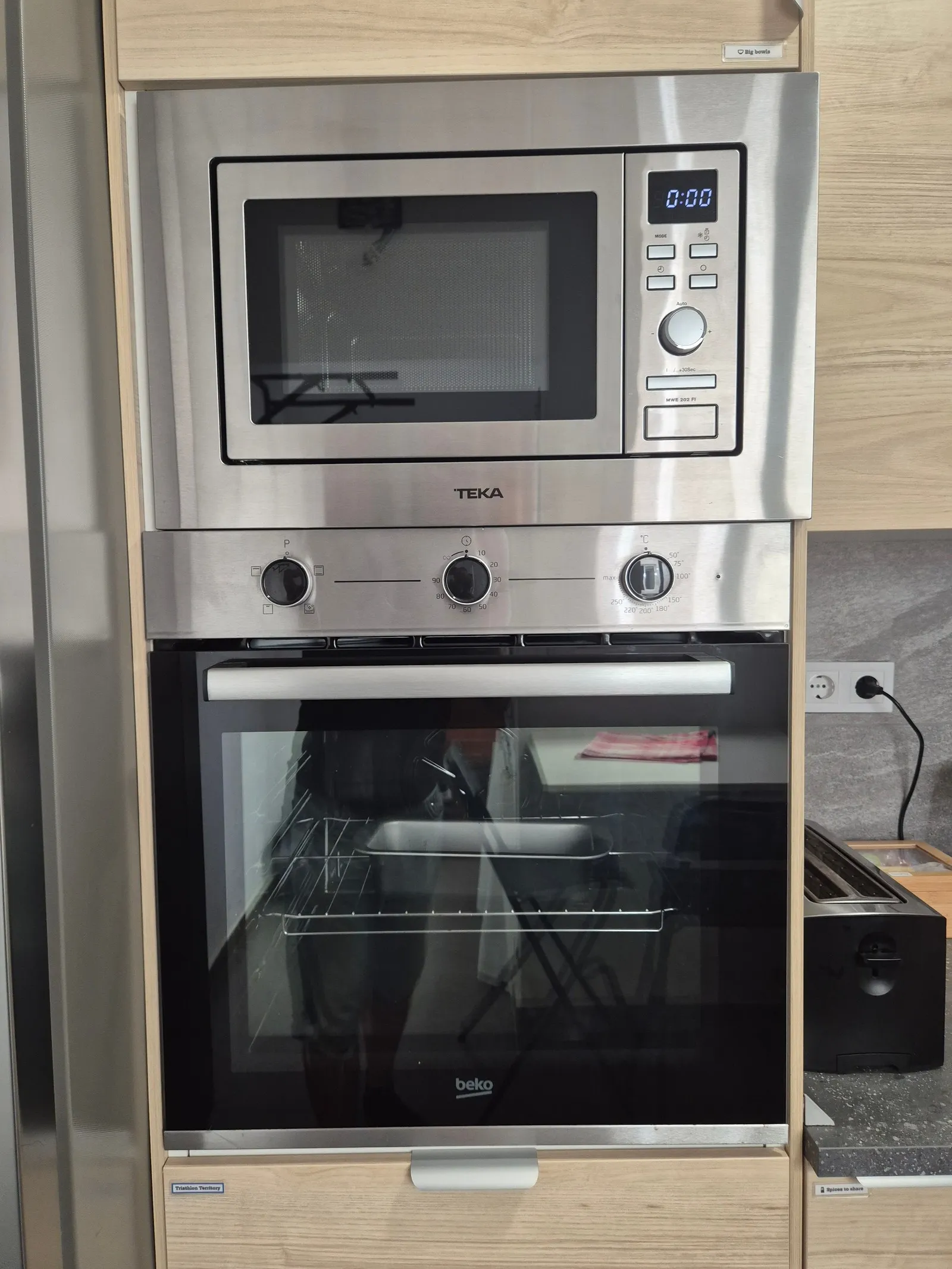 Kitchen at P21 Outpost - oven, microwave