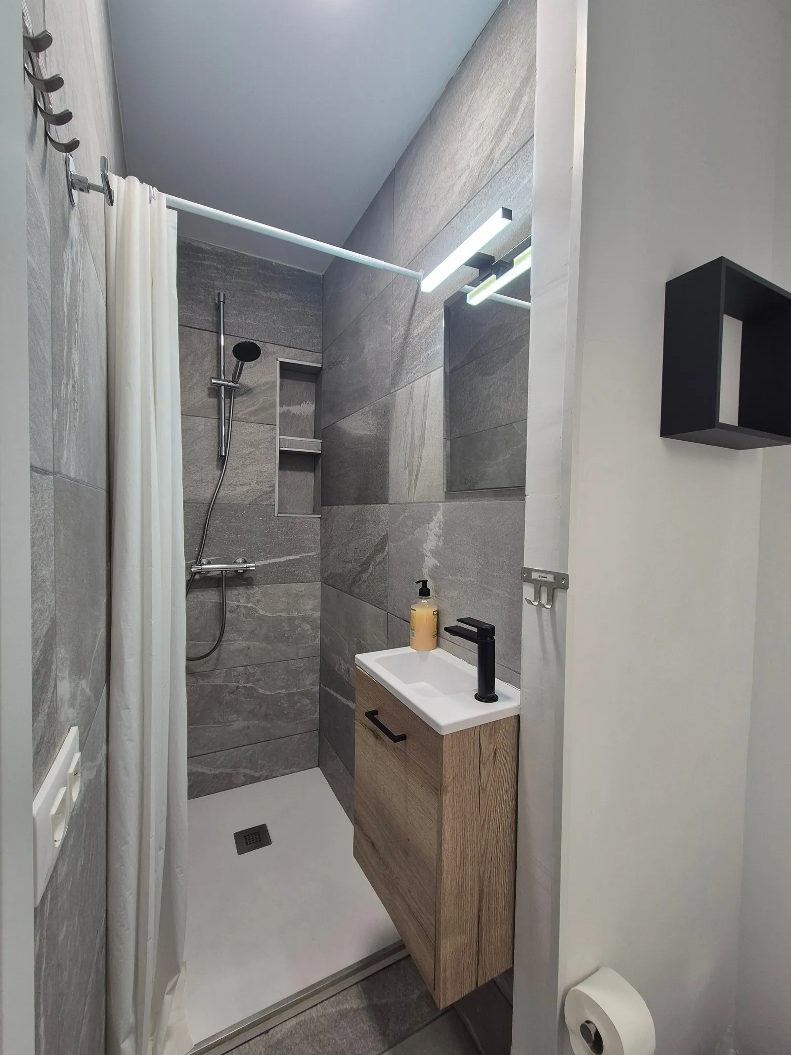 Second bathroom at P21 Outpost - shower