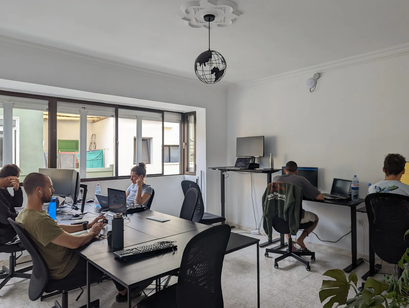 Silent coworking space at U32 Headquarter - silent area, busy, people working
