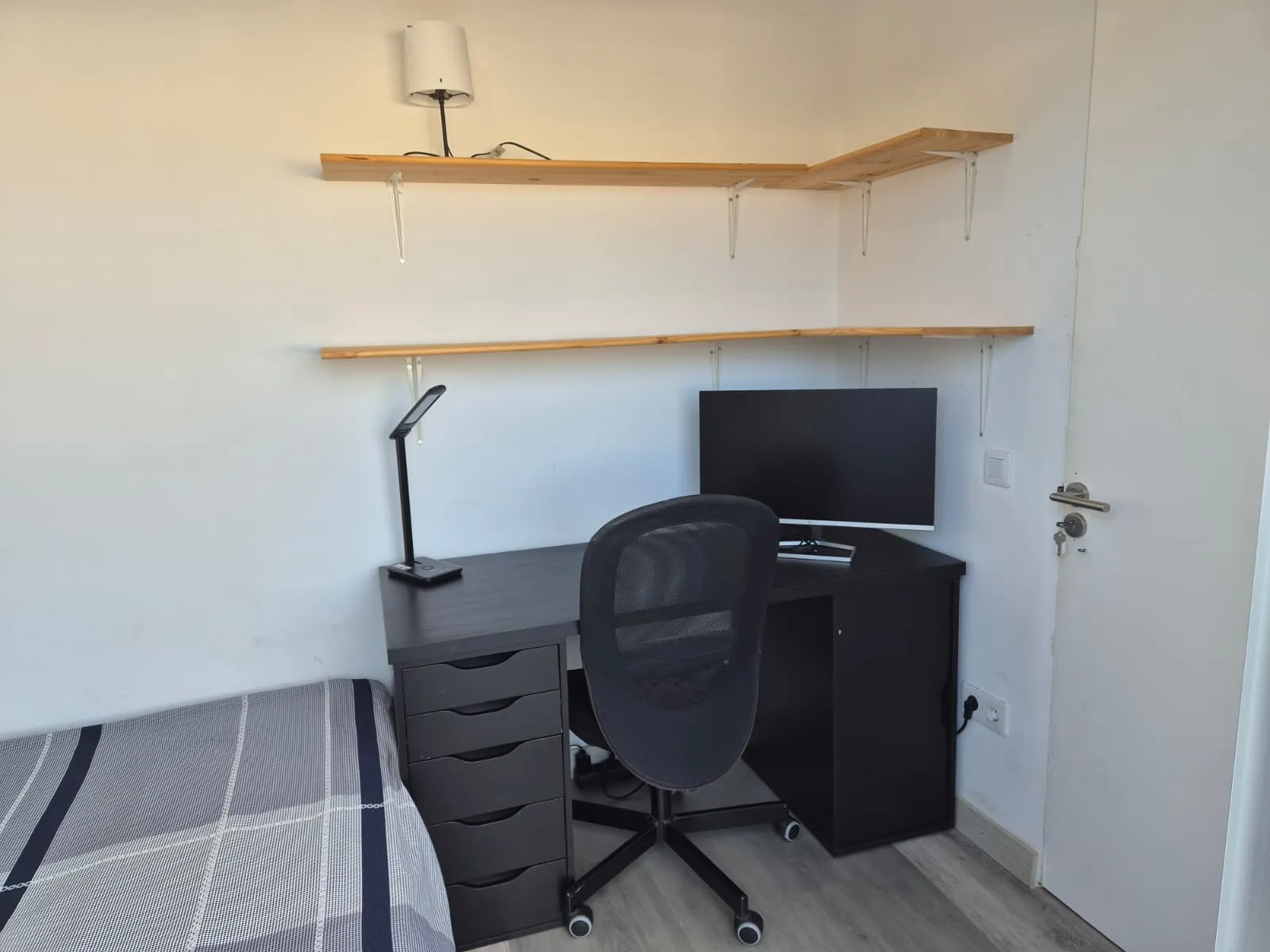 Summit Shelter - monitor, working area
