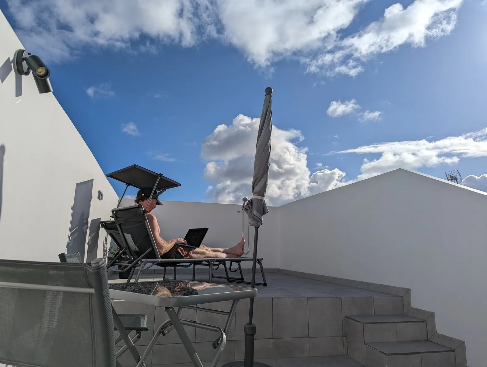 Sunbed terrace at U32 Headquarter - working in the sun