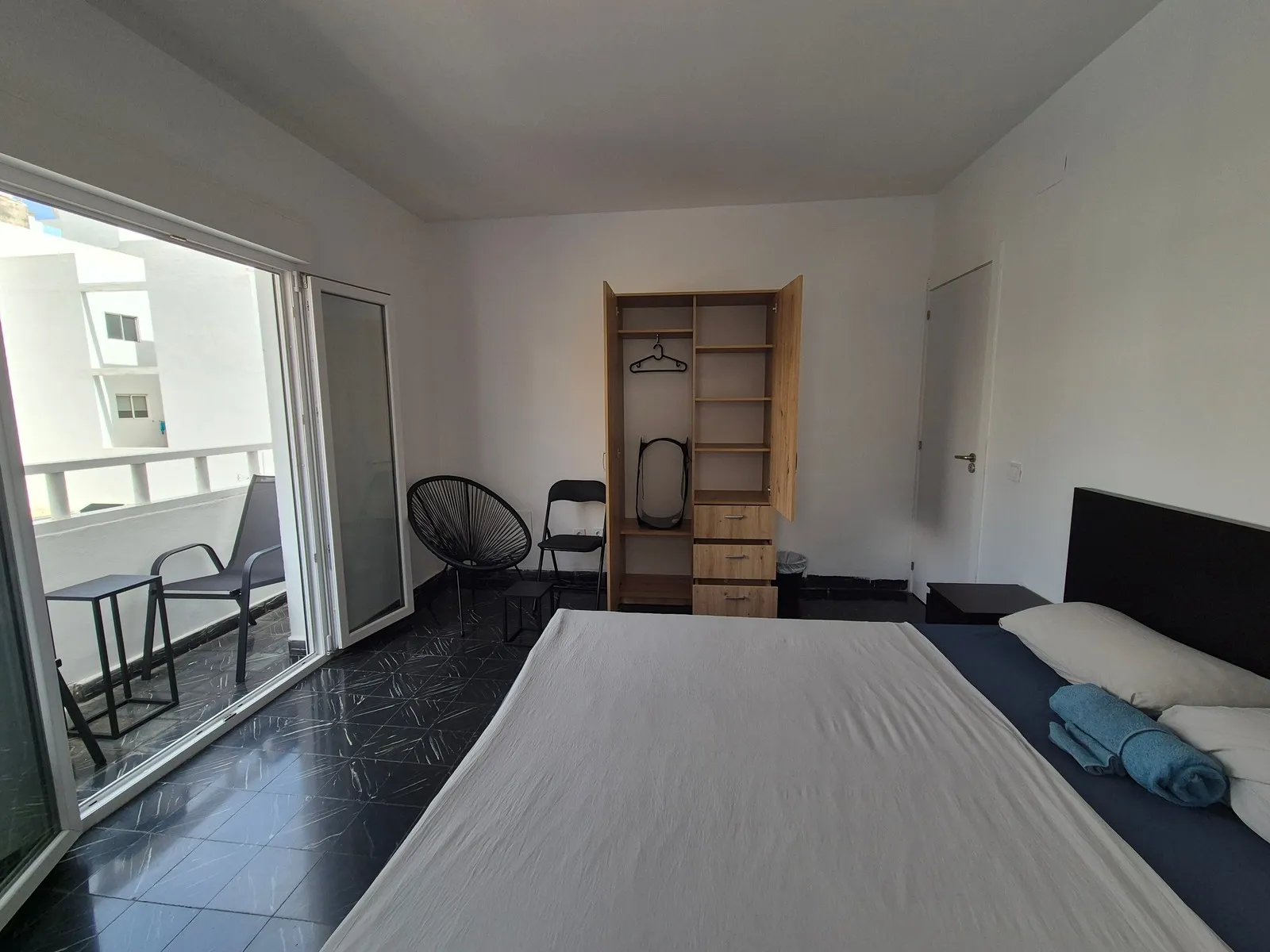 Triathlon Territory - open wardrobe, balcony