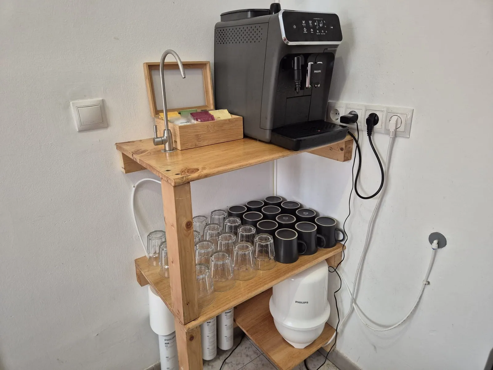 The coffee corner in the dining area at U32: the coffee system, the tea corner and the filtered water tap